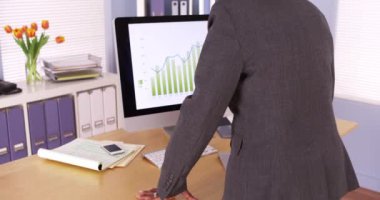 Ayakta ve masa başında çalışma Afrika işkadını