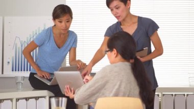 Çinli işkadını iş arkadaşlarıyla tabletten bilgi paylaşıyor