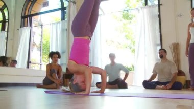 İnsanlar yoga sınıfı