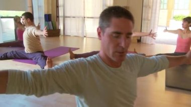 İnsanlar yoga sınıfı