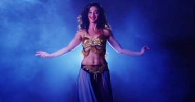 Stüdyoda göbek atan seksi kadın.