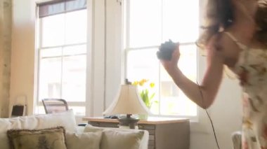 Kulaklıkla dans eden kadın