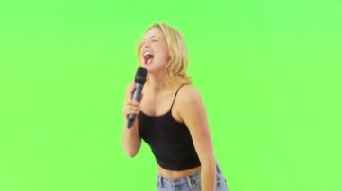 Kadın şarkı karaoke mikrofon ile