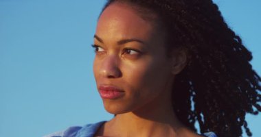 Güzel siyah kadın dışarıda duruyor.