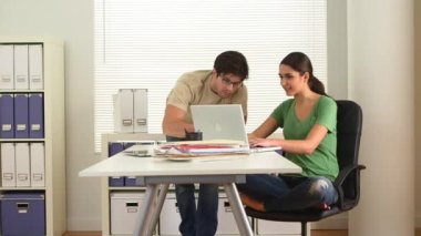 İş yerinde sıradan iş ortakları