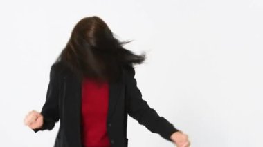 Dans eden ve işaret eden genç iş kadını