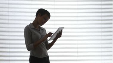 Tablet bilgisayar kullanan Afrikalı Amerikalı iş kadını