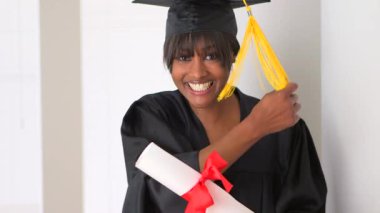 Mutlu siyah kadın üniversite mezunu.