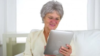 Yaşlı kadın tablet kullanma