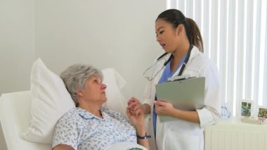 Çok ırklı kadın doktor hastasına destek oluyor.