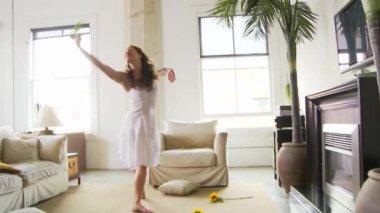 Ayçiçekleriyle dans eden kadın