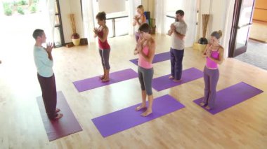 İnsanlar yoga sınıfı