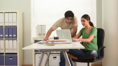 İş yerinde sıradan iş arkadaşları