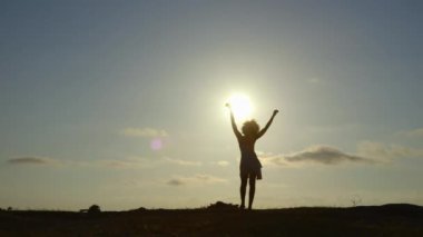 Kadının silueti gökyüzüne karşı