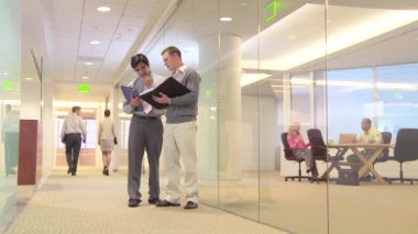 Ofis çalışanları koridorda toplanıyor.