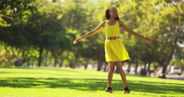 Parkta dans eden Afrikalı kadın