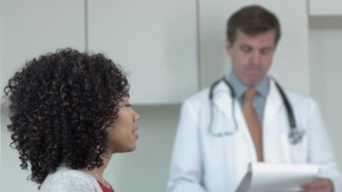 Doktor ve hasta muayenehanesinde.