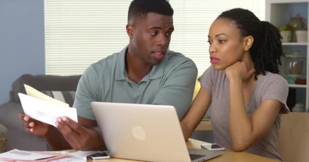 Frustrado Jovem Casal Negro Passando Contas Finanças Line — Vídeo de Stock
