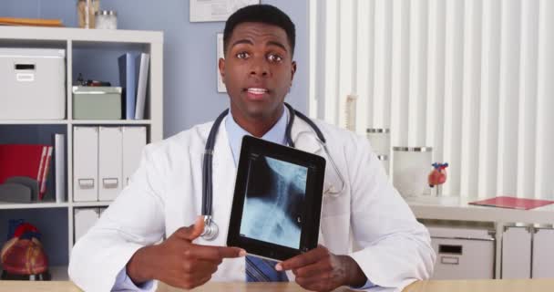 Afrika Kökenli Amerikalı Doktor Röntgen Hastaya Görüntülü Sohbet Açıklayan — Stok video