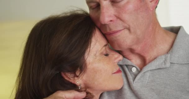 Kärleksfull Äldre Par Hålla Varandra — Stockvideo