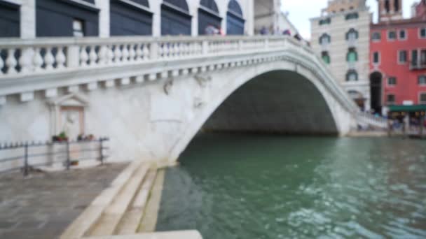 Boční Pohled Turisty Procházející Přes Most Rialto Itálii Rozostřený Pohled — Stock video