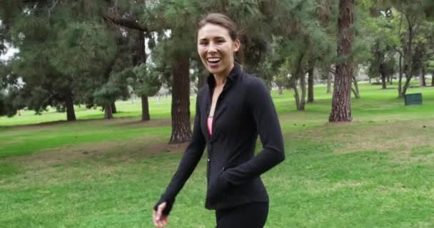 幸せなフィット混合レースの女性歩くと屋外で話す — ストック動画