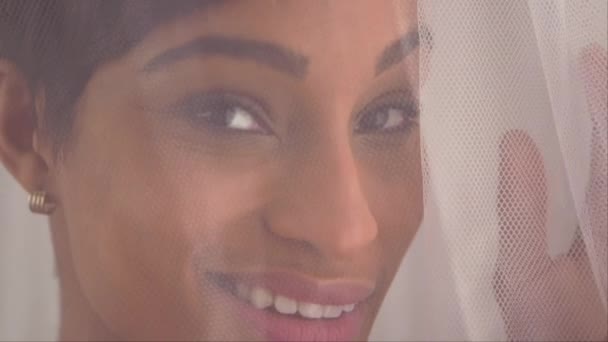 Schwarze Frau Blickt Durch Blanke Vorhänge Die Kamera — Stockvideo