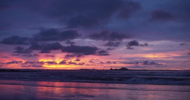 哥斯达黎加海滩上美丽的橙色 紫色和蓝色的夕阳西下的背景板 用于作曲或键音 为绿色屏幕复合材料拍摄的海洋日落模糊的 分散焦点的照片 — 图库视频影像