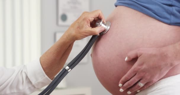 妊娠中の女性の胃を聞く医師 — ストック動画