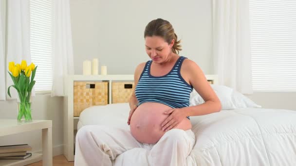 Χαρούμενη Έγκυος Γυναίκα Που Κάθεται Στο Κρεβάτι — Αρχείο Βίντεο