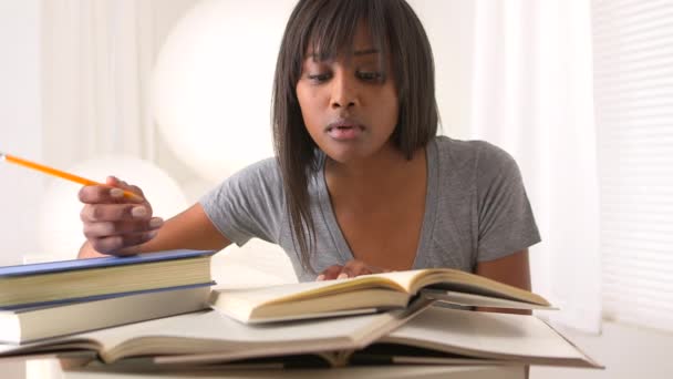 Mujer Negra Estudiante Universitaria Que Estudia Para Finales — Vídeo de stock