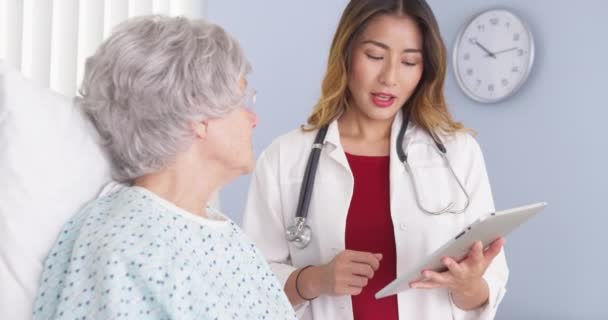 Asiatisk Läkare Som Visar Mogen Patientinformation Tablettdatorn — Stockvideo