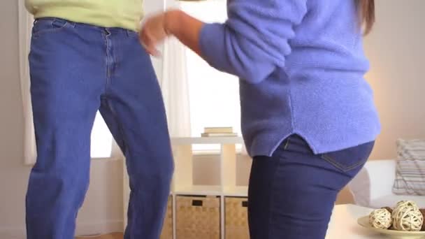 Ηλικιωμένο Ζευγάρι Χορεύει Στο Σπίτι — Αρχείο Βίντεο
