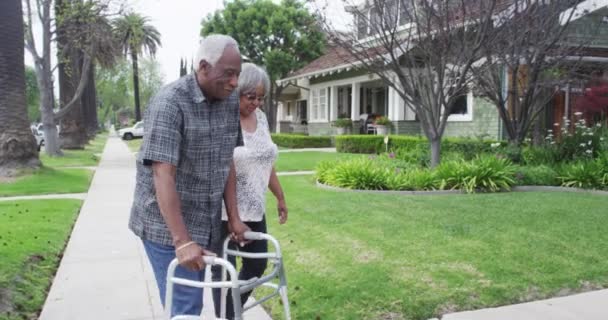 Gelukkig Senior Zwart Paar Lopen Samen Met Walker — Stockvideo