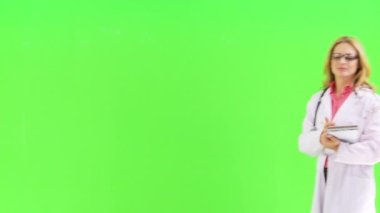 Kadın doktor çerçeveye giriyor gülümsüyor ve pano tutuyor.