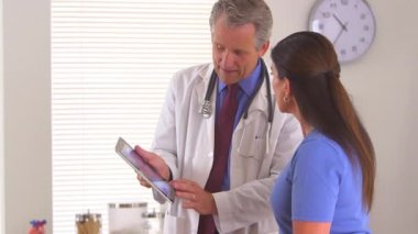 Doktor hastanın röntgenini inceliyor.