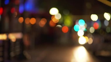 Gece Odak Şehir Caddesi kaldırımının arka plan plakası. Yeşil ekran bileşimi için odak dışı video arkaplanı. 4k