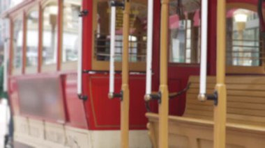 San Francisco teleferiğinin bulanık görüntüsü. San Francisco şehir merkezinde ikonik kırmızı tramvay. 4k