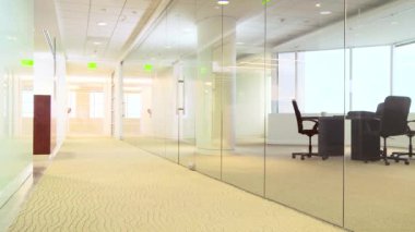 Ofis çalışanı koridorda başını şişiriyor.