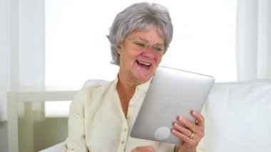 üst düzey kadın tablet kullanma