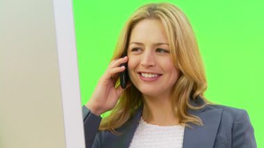 İş kadınının telefon görüşmelerini kapatın.