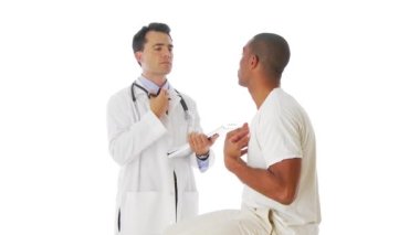 Tıbbi doktor hastaya danışmanlık yapıyor.