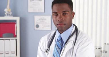 Kendine güvenen Afrikalı-Amerikalı Doktor Kliniği