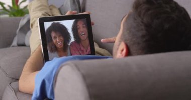 Tablet üzerinde konuşan Porto Rikolu arkadaşlar