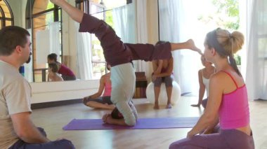 İnsanlar yoga sınıfı