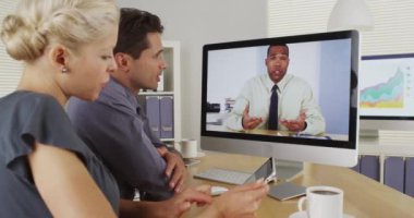 Siyahi işadamı çalışanları çalışkanlıkları için tebrik ediyor