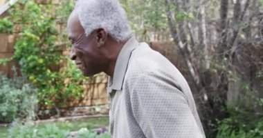 Bahçede mutlu son sınıf zenci çiftler.