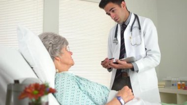 İspanyol doktor yaşlı kadına röntgenleri açıklıyor.