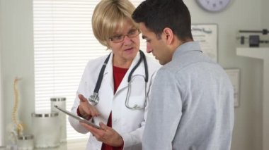 Doktor tabletli hastayla konuşuyor.