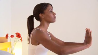 Meditasyon yapan genç bayan, yaklaşın.